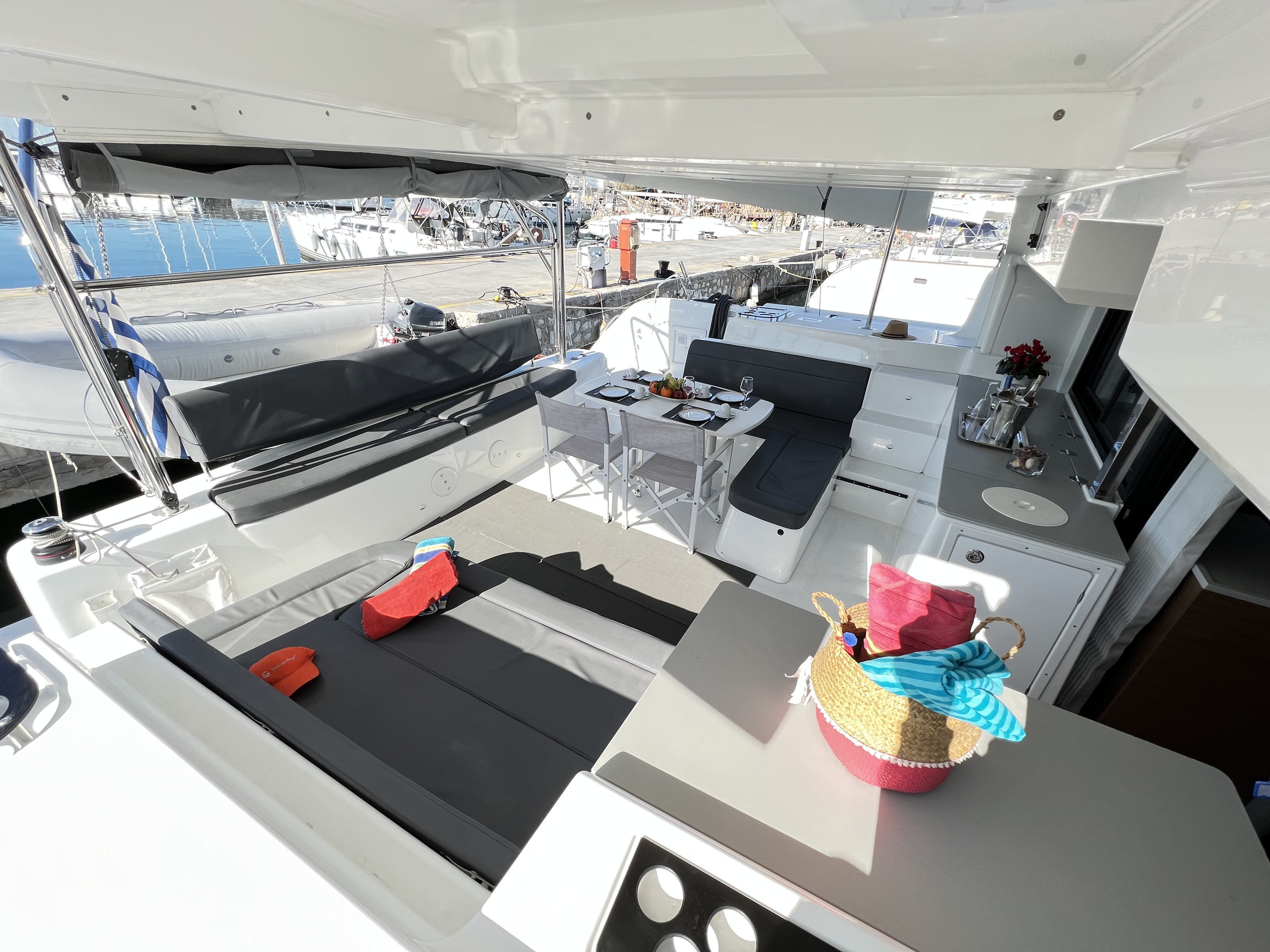 Kalisi Mou deck view